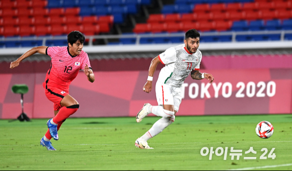멕시코 베가가 31일 오후 일본 요코하마 국제 종합경기장에서 진행된 '2020 도쿄올림픽' 남자축구 8강전 대한민국과 멕시코의 경기에서 돌파하고 있다.