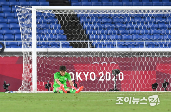 한국 송범근이 31일 오후 일본 요코하마 국제 종합경기장에서 진행된 '2020 도쿄올림픽' 남자축구 8강전 대한민국과 멕시코의 경기에서 대량실점을 한 후 아쉬워하고 있다.