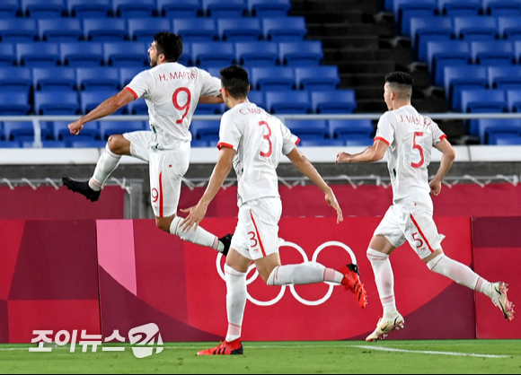 멕시코 마틴이 31일 오후 일본 요코하마 국제 종합경기장에서 진행된 '2020 도쿄올림픽' 남자축구 8강전 대한민국과 멕시코의 경기에서 추가골을 넣은 후 기뻐하고 있다.