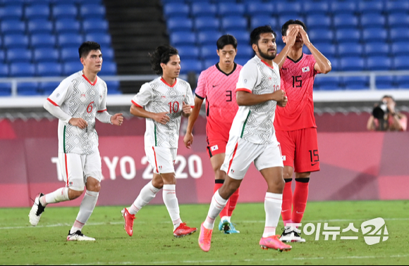 한국 올림픽 축구대표팀이 31일 오후 일본 요코하마 국제 종합경기장에서 진행된 '2020 도쿄올림픽' 남자축구 8강전 대한민국과 멕시코의 경기에서 여섯 번째 실점을 한 후 좌절하고 있다.