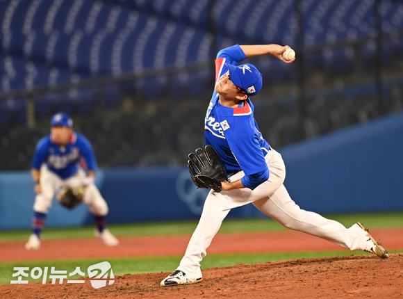 2020 도쿄올림픽 야구 B조 조별리그 대한민국 대 미국의 경기가 31일 일본 요코하마 스타디움에서 펼쳐졌다. 한국 박세웅이 8회말 등판해 역투하고 있다.
