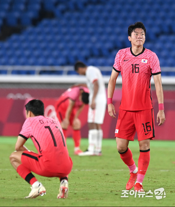한국 황의조가 31일 오후 일본 요코하마 국제 종합경기장에서 진행된 '2020 도쿄올림픽' 남자축구 8강전 대한민국과 멕시코의 경기에서 3-6으로 패배한 후 아쉬워하고 있다.