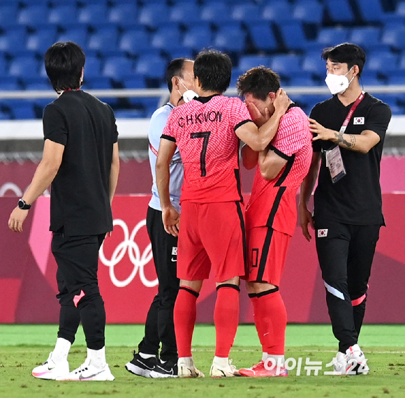 한국 이동경이 31일 오후 일본 요코하마 국제 종합경기장에서 진행된 '2020 도쿄올림픽' 남자축구 8강전 대한민국과 멕시코의 경기에서 3-6으로 패배한 후 눈물을 흘리고 있다.