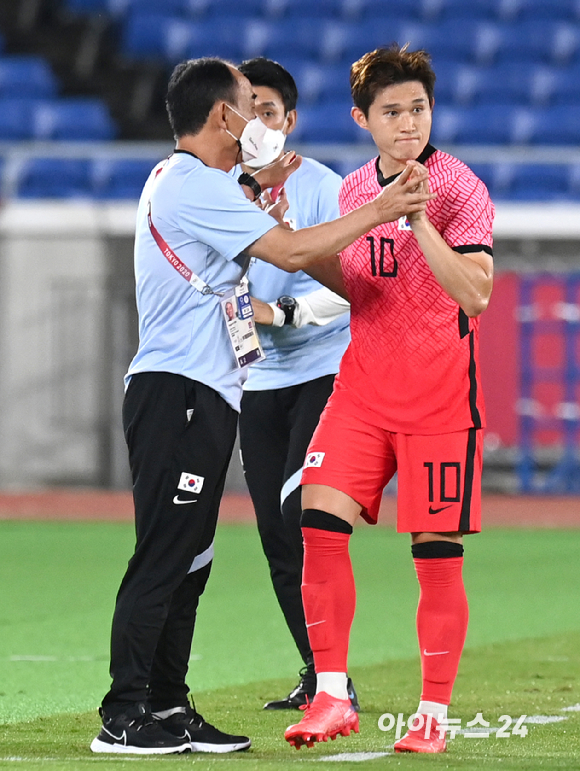 한국 이동경이 31일 오후 일본 요코하마 국제 종합경기장에서 진행된 '2020 도쿄올림픽' 남자축구 8강전 대한민국과 멕시코의 경기에서 동점골을 넣은 후 김학범 감독과 하이파이브를 하고 있다.
