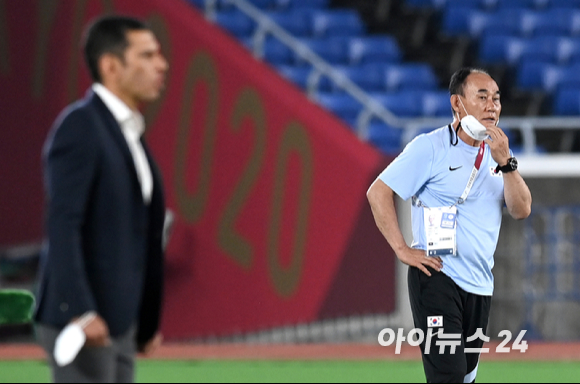 한국 김학범 감독이 31일 오후 일본 요코하마 국제 종합경기장에서 진행된 '2020 도쿄올림픽' 남자축구 8강전 대한민국과 멕시코의 경기에서 작전지시를 하고 있다.