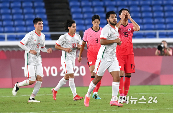 한국 올림픽 축구대표팀이 31일 오후 일본 요코하마 국제 종합경기장에서 진행된 '2020 도쿄올림픽' 남자축구 8강전 대한민국과 멕시코의 경기에서 여섯 번째 실점을 한 후 좌절하고 있다.