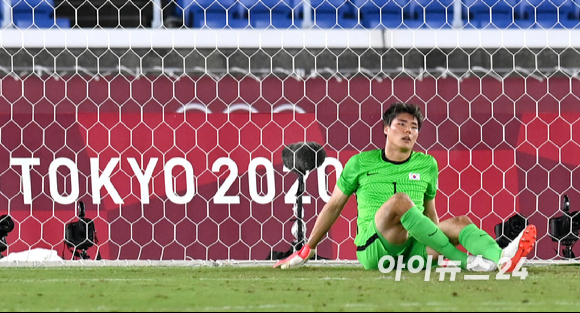 한국 송범근이 31일 오후 일본 요코하마 국제 종합경기장에서 진행된 '2020 도쿄올림픽' 남자축구 8강전 대한민국과 멕시코의 경기에서 여섯 번째 실점을 한 후 좌절하고 있다.