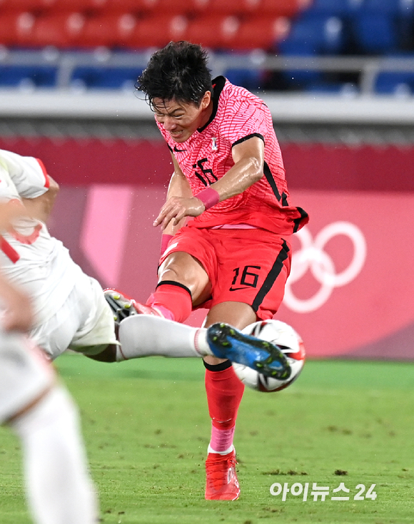 한국 황의조가 31일 오후 일본 요코하마 국제 종합경기장에서 진행된 '2020 도쿄올림픽' 남자축구 8강전 대한민국과 멕시코의 경기에서 슛을 날리고 있다.