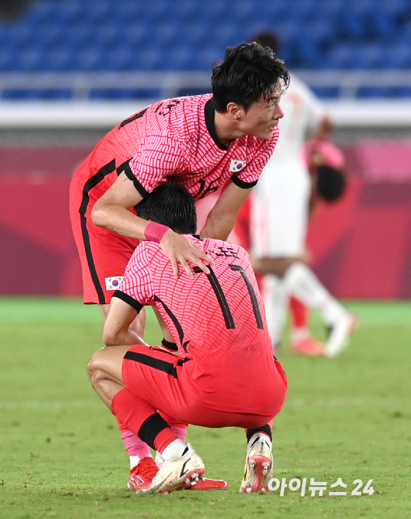 한국 황의조가 31일 오후 일본 요코하마 국제 종합경기장에서 진행된 '2020 도쿄올림픽' 남자축구 8강전 대한민국과 멕시코의 경기에서 3-6으로 패배한 후 이동준을 다독이고 있다.