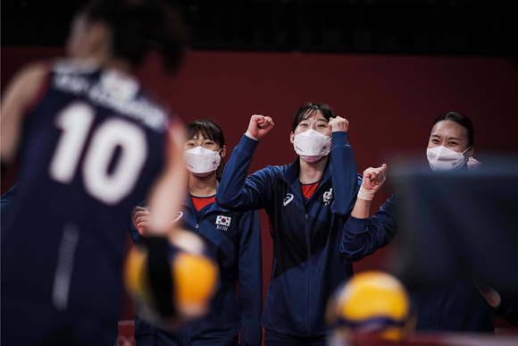 한국 여자배구대표팀 박정아가 31일 열린 일본과 도쿄올림픽 여자배구 A조 조별리그 일본과 경기 도중 웜업존에서 동료들의 플레이에 환호를 보내고 있다. 박정아는 5세트 막판 한국 승리를 이끈 3점을 모두 책임졌다. [사진=국제배구연맹(FIVB)]