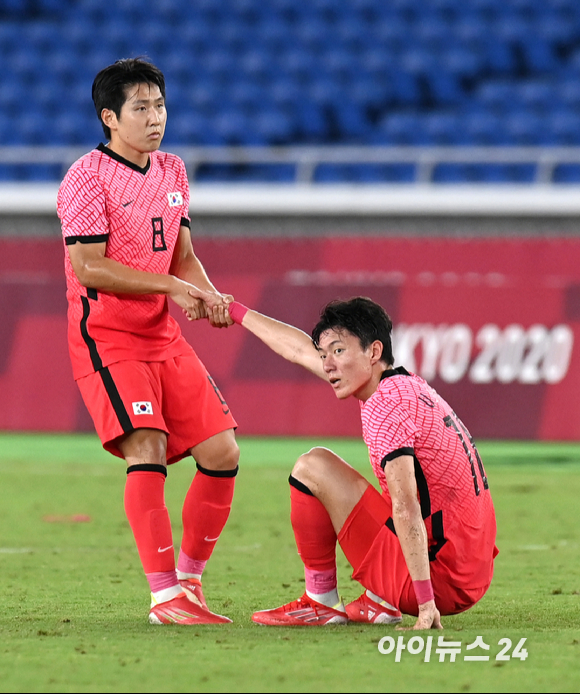 한국 이강인이 31일 오후 일본 요코하마 국제 종합경기장에서 진행된 '2020 도쿄올림픽' 남자축구 8강전 대한민국과 멕시코의 경기에서 3-6으로 패배한 후 황의조를 일으켜 세우고 있다.