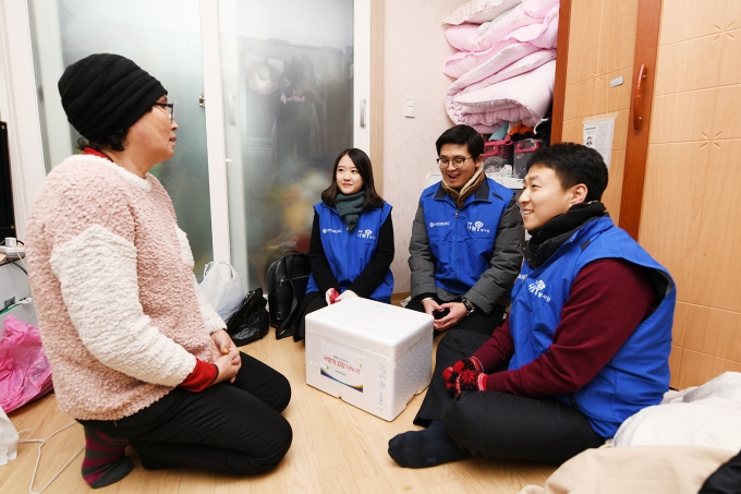 효성이 마포구의 저소득층 가정을 방문해 '사랑의 김장김치'를 전달했다. 사진은 해당 기사와 관련 없음. [사진=효성]