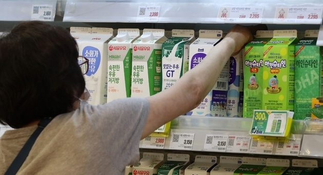 서울의 한 대형마트에 우유가 진열되어 있는 모습 [사진=뉴시스]