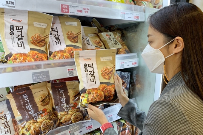 서울의 한 대형마트에 간편식 제품이 진열되어 있는 모습  [사진=롯데마트]
