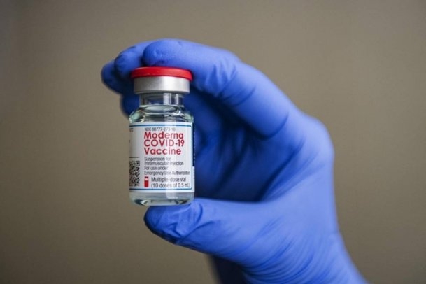미국 콜로라도주 한 커뮤니티 보건소에서 의료진이 모더나 백신 주사병을 들고 있다. [사진=뉴시스]