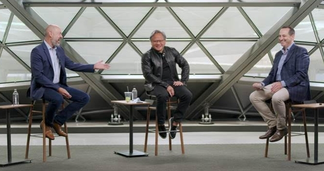 젠슨 황 엔비디아 창립자 겸 CEO(가운데)와 사이먼 시거스 ARM CEO(왼쪽) [사진=엔비디아 ]