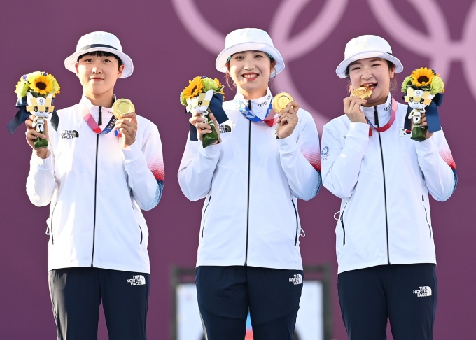  대한민국 양궁 국가대표 안산, 장민희, 강채영이 25일 일본 유메노시마 공원 양궁장에서 열린 2020 도쿄올림픽 여자 양궁 단체 결승전 러시아올림픽위원회(ROC)와의 경기에서 승리한 후 금메달 세리머니를 하고 있다. [사진=정소희 기자]