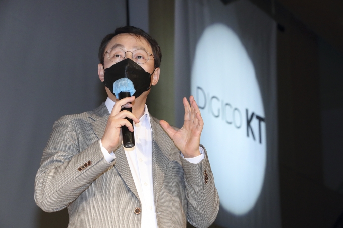 구현모 KT 대표가 지난 3월 'KT그룹 미디어 콘텐츠 사업 전략 발표'에서  인사말을 하고 있다. [사진=KT]