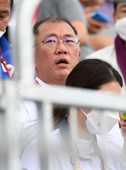 지난달 30일 일본 도쿄 유메노시마공원 양궁장에서 열린 2020 도쿄올림픽 양궁 여자 개인전 결승에서 정의선 대한양궁협회장이 경기를 관전하고 있다. [사진=정소희 기자]