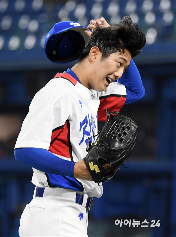 2020 도쿄올림픽 야구 대한민국 대 도미니카공화국의 경기가 1일 일본 요코하마 스타디움에서 펼쳐졌다. 한국 이의리가 1회초 무사 1,3루에서 폭투로 실점하고 있다. 
