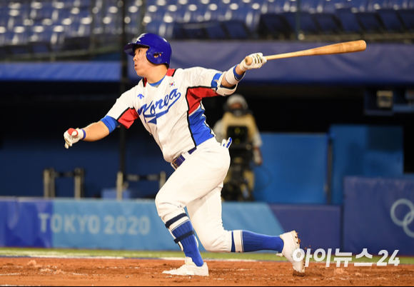 2020 도쿄올림픽 야구 대한민국 대 도미니카공화국의 녹아웃 스테이지 경기가 1일 일본 요코하마 스타디움에서 펼쳐졌다. 한국 허경민이 2회말 1사 2루타를 치고 있다.