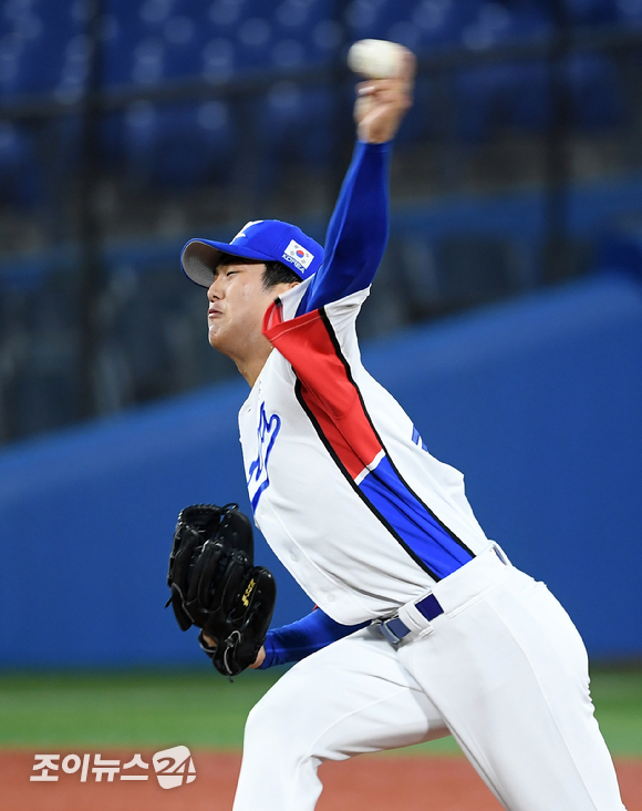 2020 도쿄올림픽 야구 대한민국 대 도미니카공화국의 녹아웃 스테이지 경기가 1일 일본 요코하마 스타디움에서 펼쳐졌다. 한국 이의리가 선발 등판해 역투하고 있다.