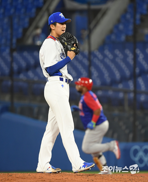 2020 도쿄올림픽 야구 대한민국 대 도미니카공화국의 녹아웃 스테이지 경기가 1일 일본 요코하마 스타디움에서 펼쳐졌다. 한국 선발 이의리가 4회초 도미니카공화국 프란시스코에게 2점 홈런을 허용한 후 아쉬워하고 있다.