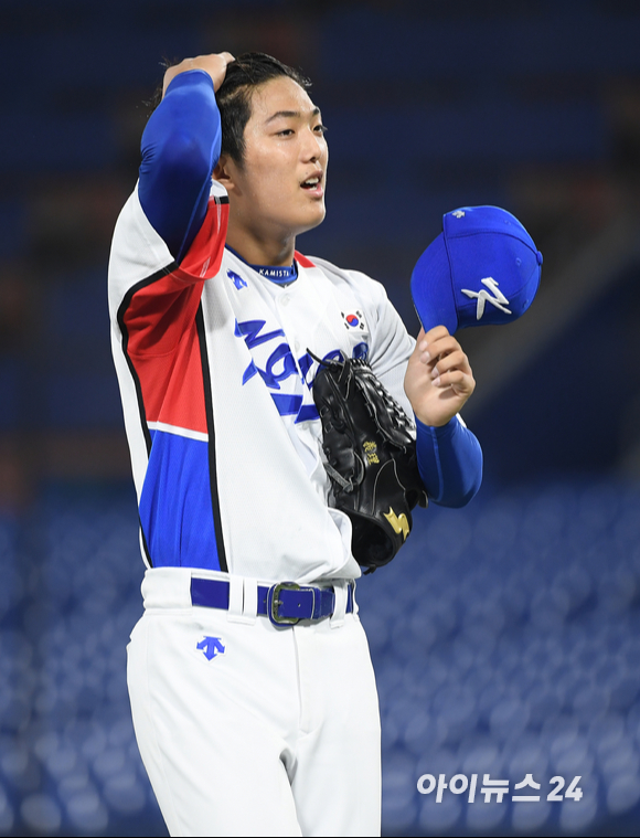 2020 도쿄올림픽 야구 대한민국 대 도미니카공화국의 녹아웃 스테이지 경기가 1일 일본 요코하마 스타디움에서 펼쳐졌다. 한국 이의리가 4회초를 마친 후 더그아웃으로 향하고 있다.