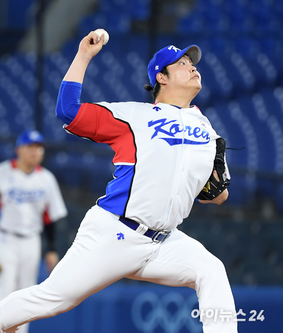 2020 도쿄올림픽 야구 대한민국 대 도미니카공화국의 녹아웃 스테이지 경기가 1일 일본 요코하마 스타디움에서 펼쳐졌다. 한국 조상우가 6회초 마운드에 올라 투구하고 있다.