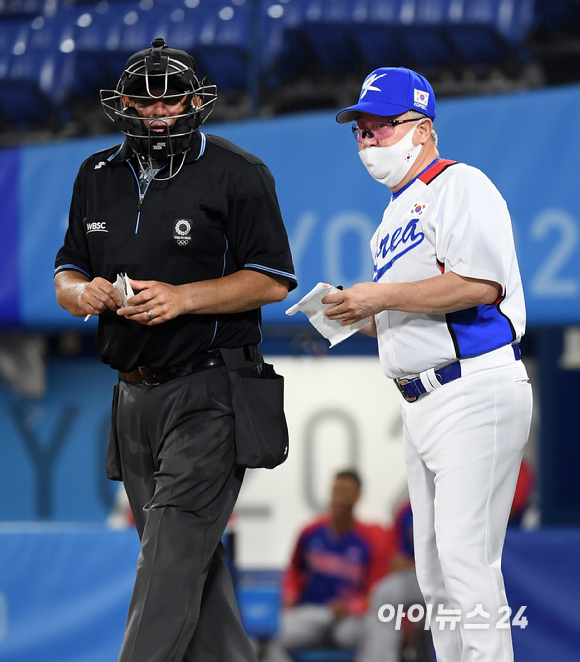 2020 도쿄올림픽 야구 대한민국 대 도미니카공화국의 녹아웃 스테이지 경기가 1일 일본 요코하마 스타디움에서 펼쳐졌다. 한국 김경문 감독이 7회초 1사 투수 교체를 하고 있다.