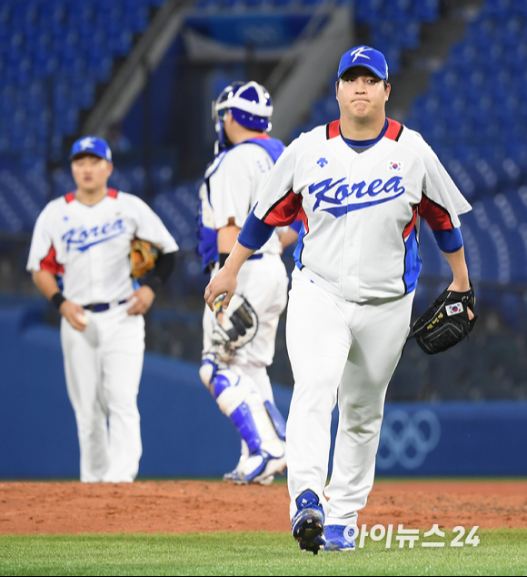 2020 도쿄올림픽 야구 대한민국 대 도미니카공화국의 녹아웃 스테이지 경기가 1일 일본 요코하마 스타디움에서 펼쳐졌다. 한국 조상우가 7회초 1사 상황에서 교체되고 있다.