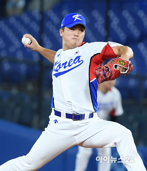 2020 도쿄올림픽 야구 대한민국 대 도미니카공화국의 녹아웃 스테이지 경기가 1일 일본 요코하마 스타디움에서 펼쳐졌다. 한국 고우석이 7회초 1사 마운드를 오른 후 투구하고 있다.