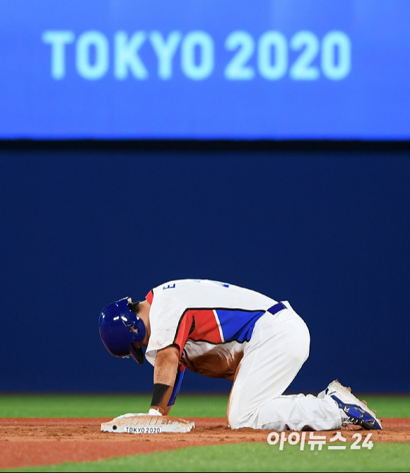 2020 도쿄올림픽 야구 대한민국 대 도미니카공화국의 녹아웃 스테이지 경기가 1일 일본 요코하마 스타디움에서 펼쳐졌다. 한국 양의지가 7회말 2사 1루 상황에서 2루 도루를 실패한 후 아쉬워하고 있다.