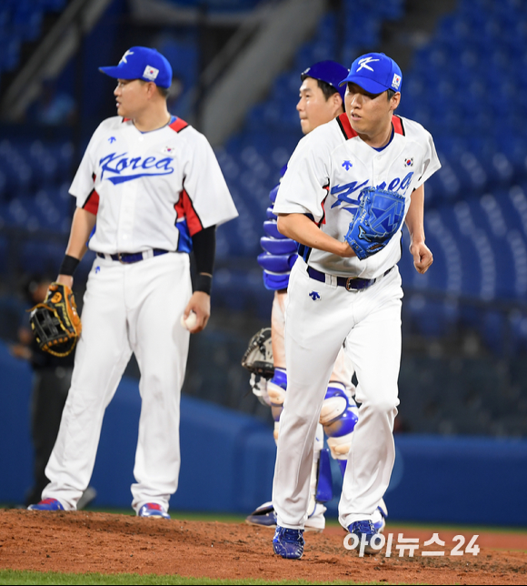 2020 도쿄올림픽 야구 대한민국 대 도미니카공화국의 녹아웃 스테이지 경기가 1일 일본 요코하마 스타디움에서 펼쳐졌다. 한국 차우찬이 8회초 2사 2루에서 마운드를 내려가고 있다.
