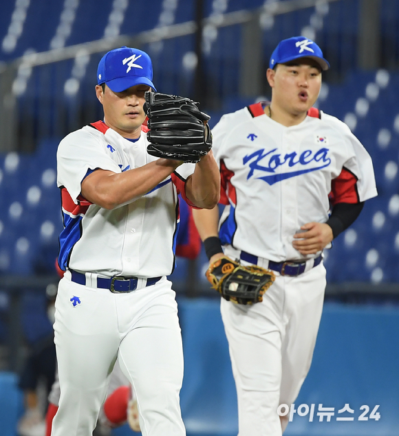 2020 도쿄올림픽 야구 대한민국 대 도미니카공화국의 녹아웃 스테이지 경기가 1일 일본 요코하마 스타디움에서 펼쳐졌다. 한국 오승환이 9회초 2사 3루 위기를 넘긴 후 박수를 치고 있다.