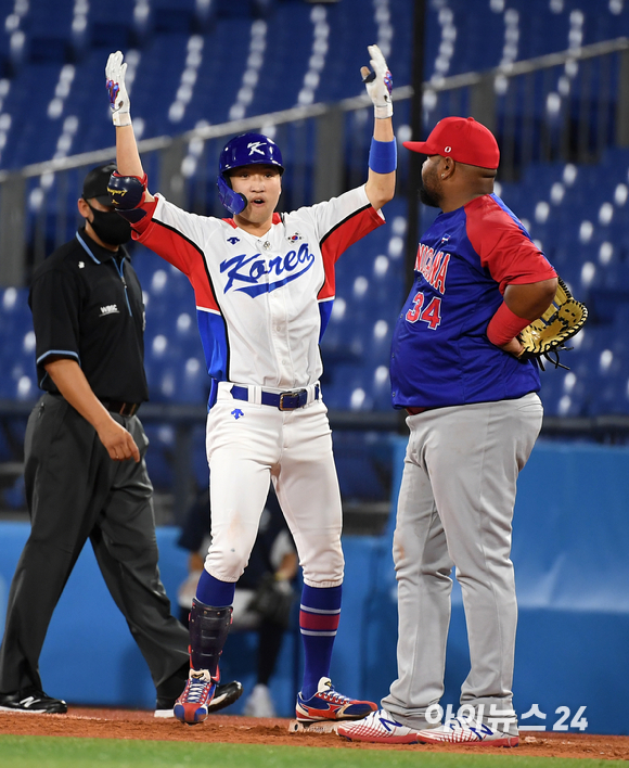 2020 도쿄올림픽 야구 대한민국 대 도미니카공화국의 녹아웃 스테이지 경기가 1일 일본 요코하마 스타디움에서 펼쳐졌다. 한국 박해민이 9회말 무사 2루 1타점 적시타를 날린 후 포효하고 있다.