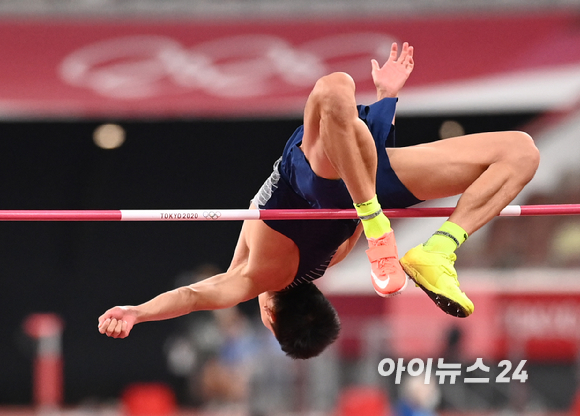 한국 육상 우상혁이 1일 오후 일본 도쿄 올림픽스타디움에서 열린 2020 도쿄올림픽 육상 남자 높이뛰기 결선에 출전해 2ｍ35 1차 시기를 성공해 한국신기록을 기록하고 있다.