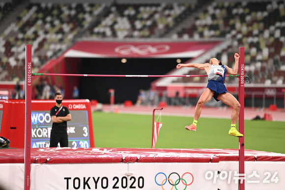 한국 육상 우상혁이 1일 오후 일본 도쿄 올림픽스타디움에서 열린 2020 도쿄올림픽 육상 남자 높이뛰기 결선에 출전해 3차 시기를 성공하고 있다. [사진=정소희 기자]