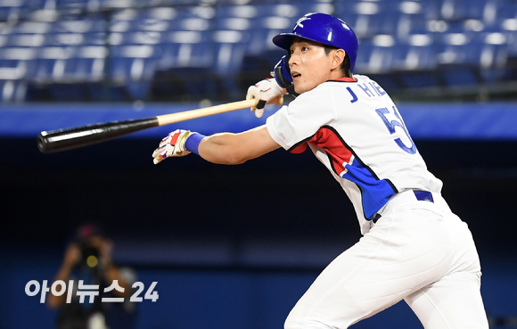 2020 도쿄올림픽 야구 대한민국 대 도미니카공화국의 녹아웃 스테이지 경기가 1일 일본 요코하마 스타디움에서 펼쳐졌다. 한국 이정후가 9회말 1사 2루 상황에서 1타점 2루타를 치고 있다.