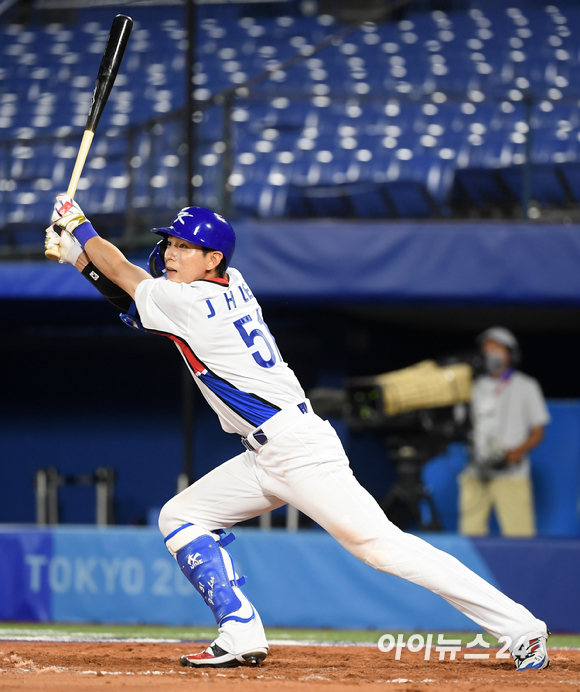 2020 도쿄올림픽 야구 대한민국 대 도미니카공화국의 녹아웃 스테이지 경기가 1일 일본 요코하마 스타디움에서 펼쳐졌다. 한국 이정후가 9회말 1사 2루 상황에서 1타점 2루타를 치고 있다.