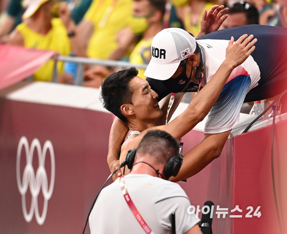 한국 육상 우상혁이 1일 오후 일본 도쿄 올림픽스타디움에서 열린 2020 도쿄올림픽 육상 남자 높이뛰기 결선에 출전해 2ｍ39에 실패하고 올림픽 성적4위를 기록했다. 우상혁은 2m35 한국신기록과 한국 육상 트랙-필드 사상 올림픽 최고 성적인 4위로 경기를 마무리했다.