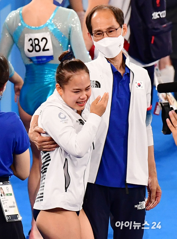 2020 도쿄올림픽 체조 도마 종목 결승전이 1일 도쿄 아리아케 체조경기장에서 열렸다. 대한민국 여서정이 동메달을 확정 지은 후 감독과 포옹을 하며 눈물을 흘리고 있다.
