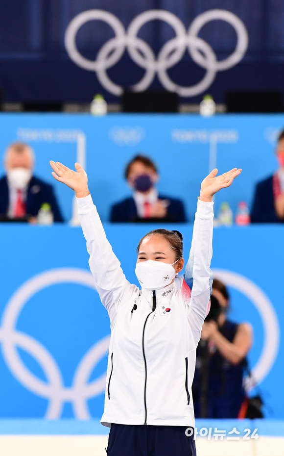 2020 도쿄올림픽 체조 도마 종목 결승전이 1일 도쿄 아리아케 체조경기장에서 열렸다. 대한민국 여서정이 동메달을 획득한 후 환호하고 있다.
