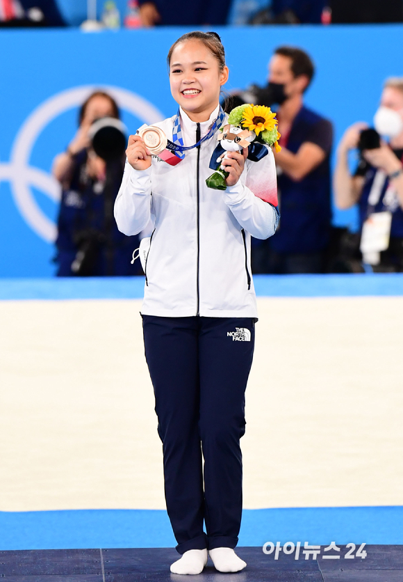 2020 도쿄올림픽 체조 도마 종목 결승전이 1일 도쿄 아리아케 체조경기장에서 열렸다. 대한민국 여서정이 동메달을 획득한 후 기념촬영을 하고 있다.