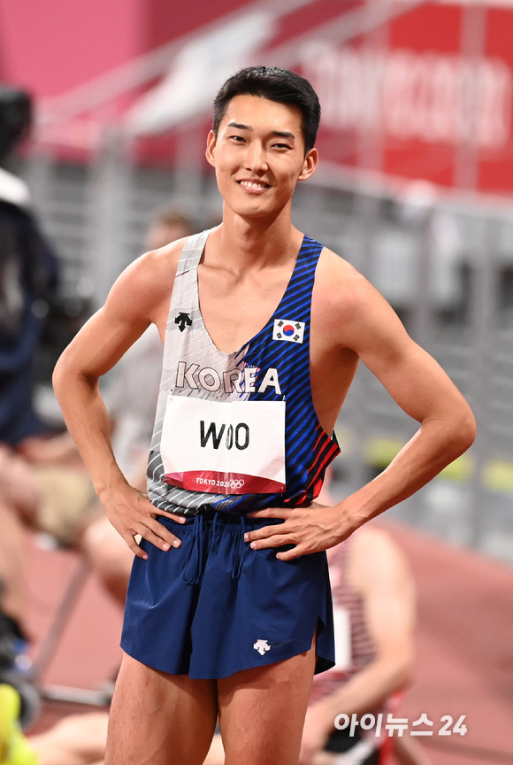 한국 육상 우상혁이 1일 오후 일본 도쿄 올림픽스타디움에서 열린 2020 도쿄올림픽 육상 남자 높이뛰기 결선에 출전해 2m30을 준비하고 있다.