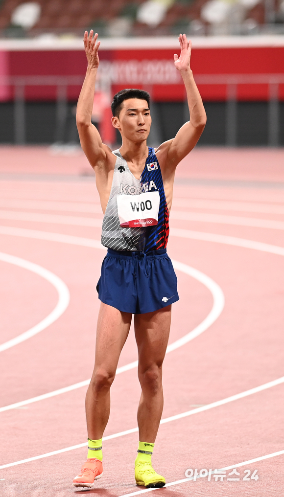 한국 육상 우상혁이 1일 오후 일본 도쿄 올림픽스타디움에서 열린 2020 도쿄올림픽 육상 남자 높이뛰기 결선에 출전해 관객 호응을 유도하고 있다.