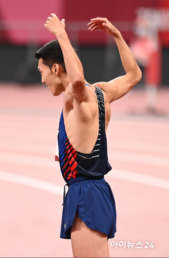 한국 육상 우상혁이 1일 오후 일본 도쿄 올림픽스타디움에서 열린 2020 도쿄올림픽 육상 남자 높이뛰기 결선에 출전해 객석 호응을 유도하고 있다.