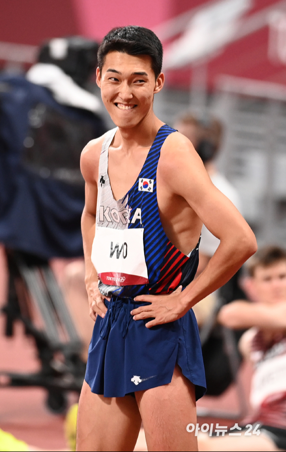 한국 육상 우상혁이 1일 오후 일본 도쿄 올림픽스타디움에서 열린 2020 도쿄올림픽 육상 남자 높이뛰기 결선에 출전해 웃고 있다.