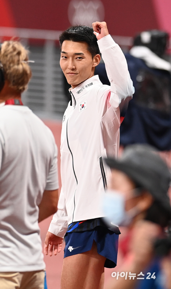 한국 육상 우상혁이 1일 오후 일본 도쿄 올림픽스타디움에서 열린 2020 도쿄올림픽 육상 남자 높이뛰기 결선에 출전해 취재진의 카메라를 보며 포즈를 취하고 있다.