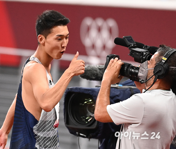 한국 육상 우상혁이 1일 오후 일본 도쿄 올림픽스타디움에서 열린 2020 도쿄올림픽 육상 남자 높이뛰기 결선에 출전해 중계카메라를 향해 포즈를 취하고 있다.
